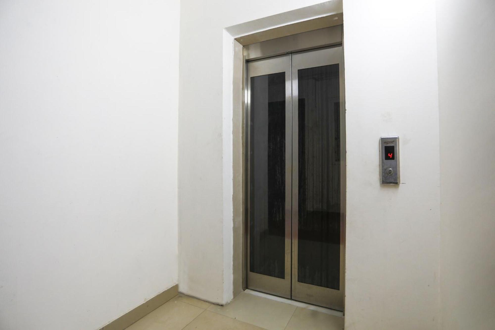 Hotel O Jsb Hotel ファリーダーバード エクステリア 写真