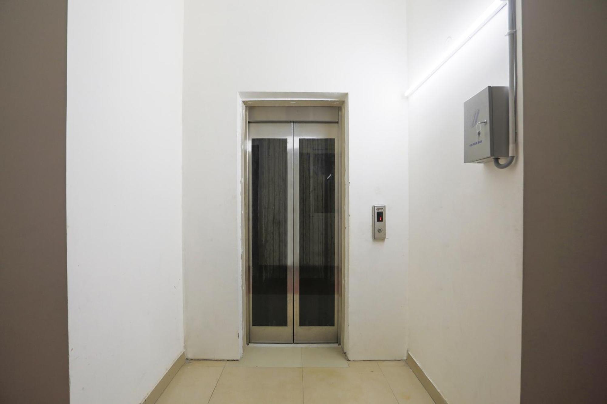 Hotel O Jsb Hotel ファリーダーバード エクステリア 写真