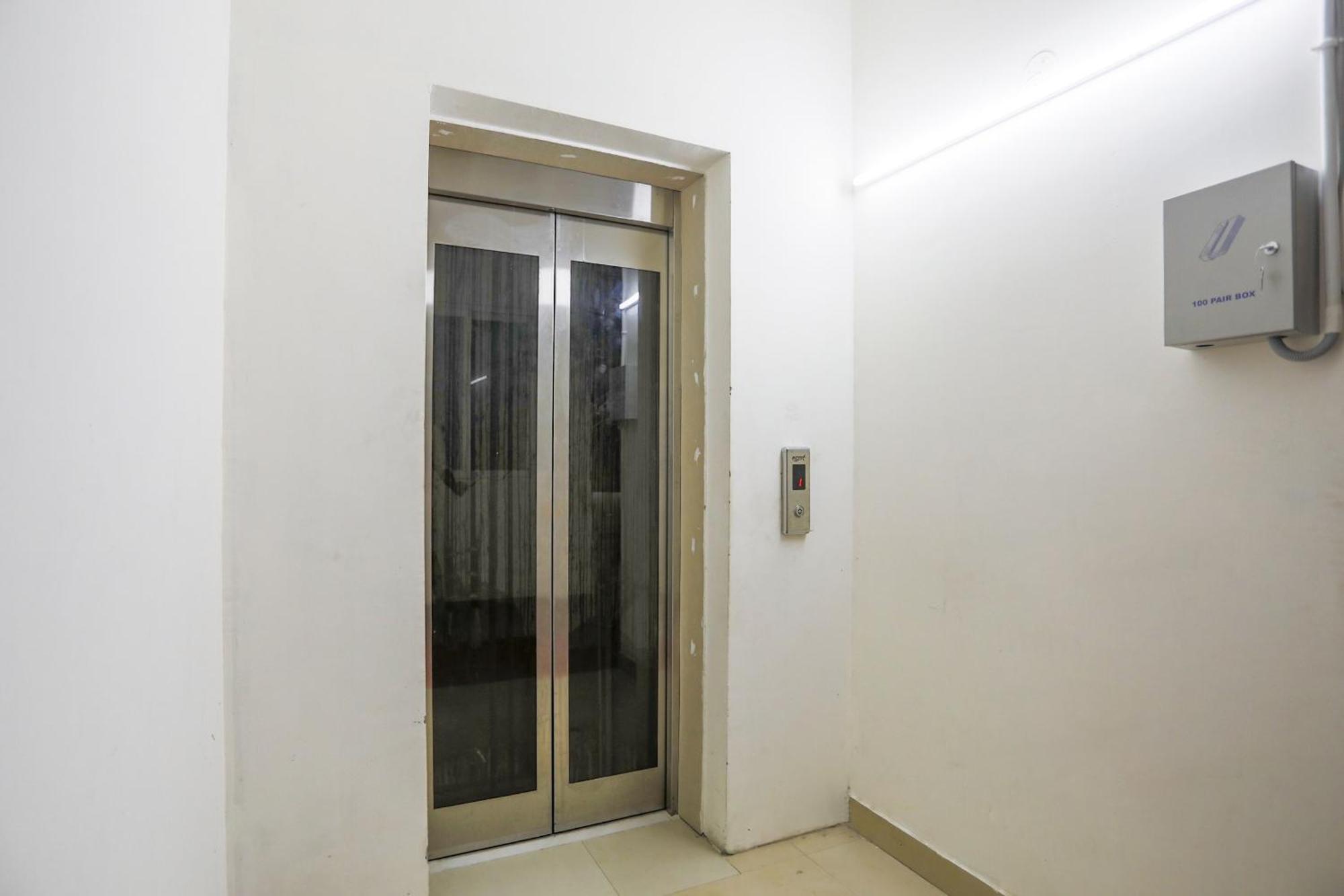 Hotel O Jsb Hotel ファリーダーバード エクステリア 写真